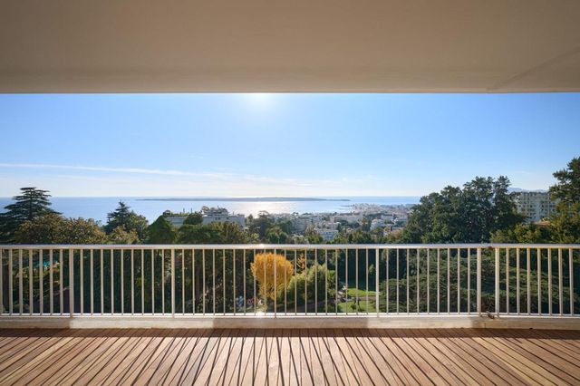 Appartement F5 à vendre - 5 pièces - 210.0 m2 - CANNES - 06 - PROVENCE-ALPES-COTE-D-AZUR - Century 21 Adhère Transactions